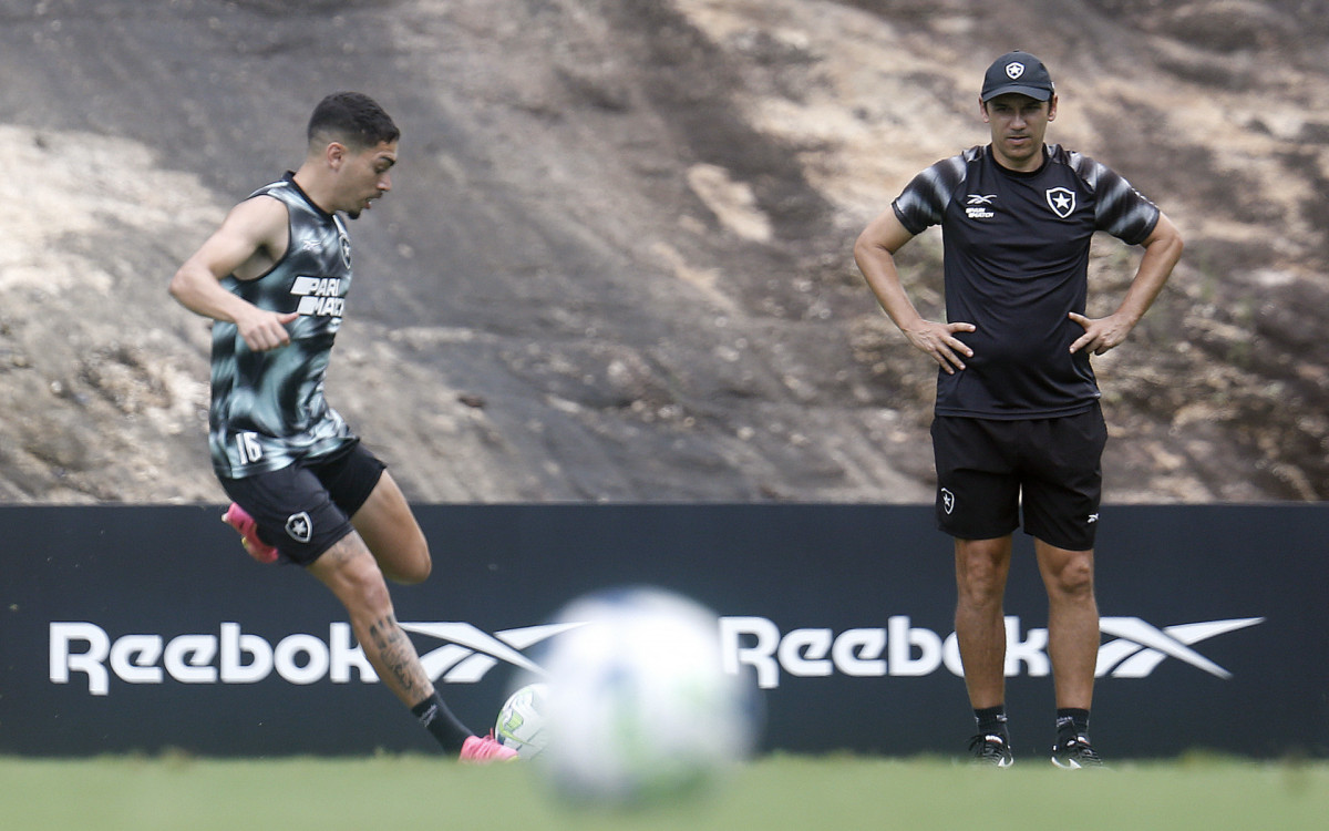 Hugo e Lucio flavio. Treino do Botafogo, Esoaco Lonier. 30 de Outubro. de 2023, Rio de Janeiro, RJ, Brasil.  - Vitor Silva/ Botafogo