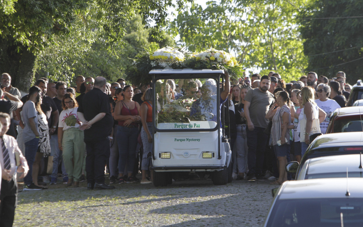 Parentes e amigos se despedem do vereador Cici Maldonado no Cemit&eacute;rio Parque da Paz em S&atilde;o Gon&ccedil;alo, nesta quarta-feira (08)