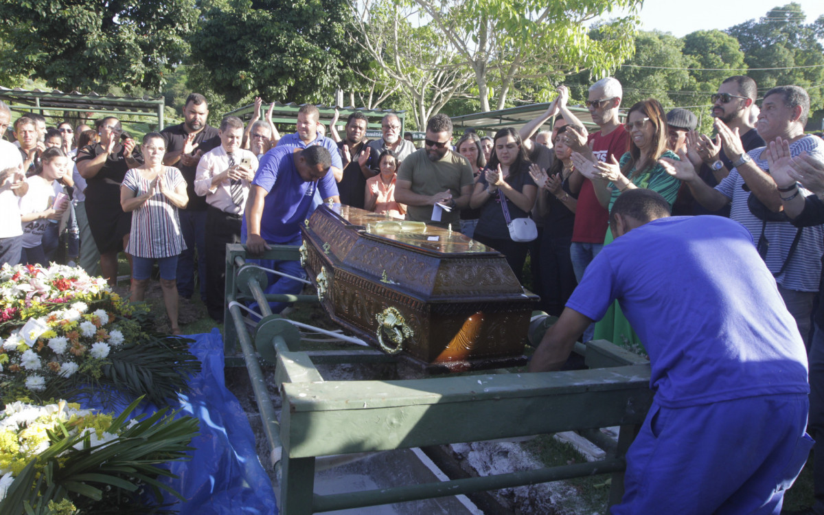 Parentes e amigos se despedem do vereador Cici Maldonado no Cemit&eacute;rio Parque da Paz em S&atilde;o Gon&ccedil;alo, nesta quarta-feira (08)