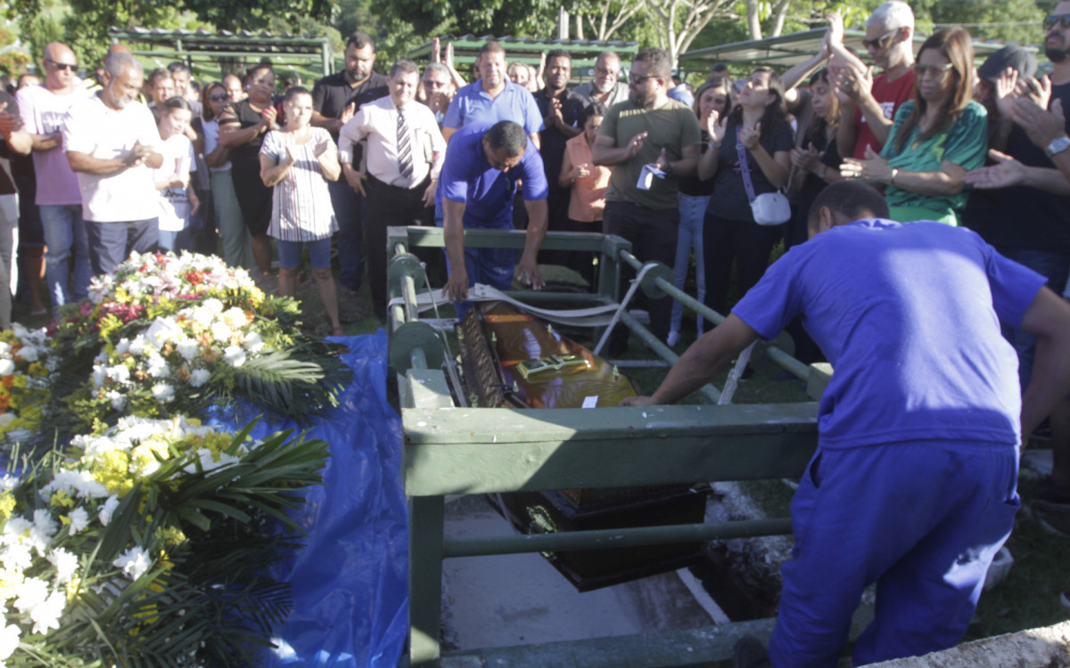 Parentes e amigos se despedem do vereador Cici Maldonado no Cemit&eacute;rio Parque da Paz em S&atilde;o Gon&ccedil;alo, nesta quarta-feira (08)