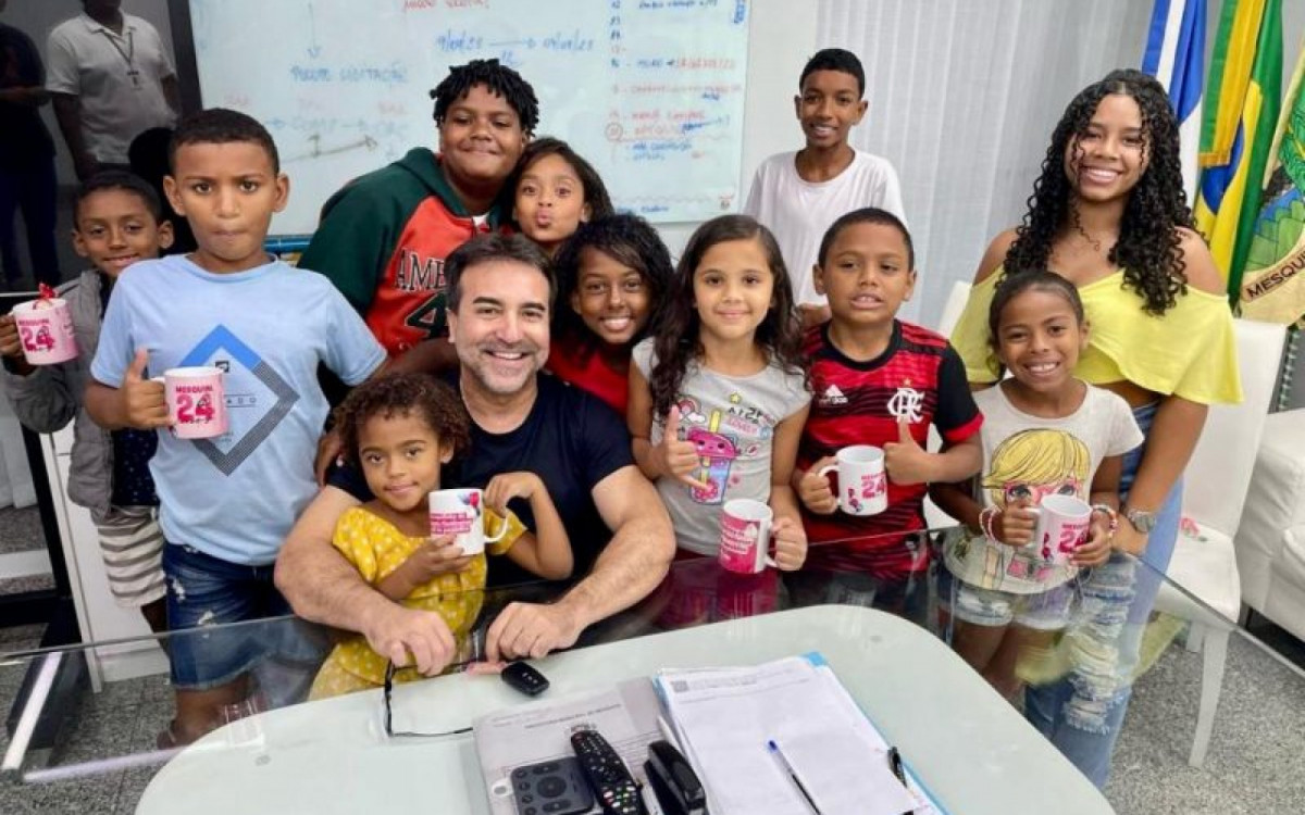 Crianças e adolescentes do Projeto Florescer visitam gabinete do prefeito de Mesquita Jorge Miranda
