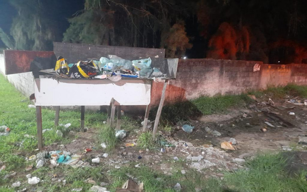 Lixeira onde o rec&eacute;m-nascido foi encontrado dentro de uma sacola pl&aacute;stica  - Divulga&ccedil;&atilde;o