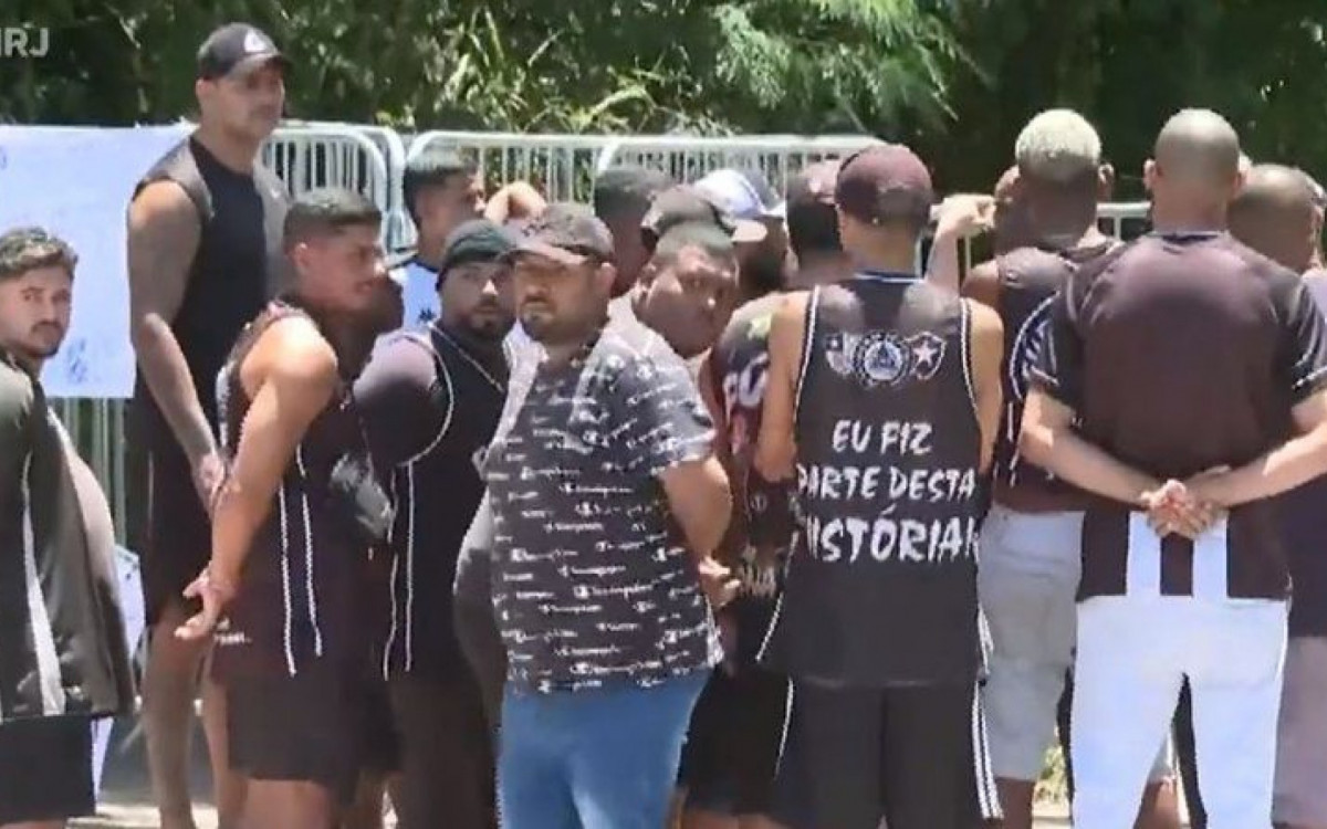 Torcedores do Botafogo protestam na porta do CT Lonier
