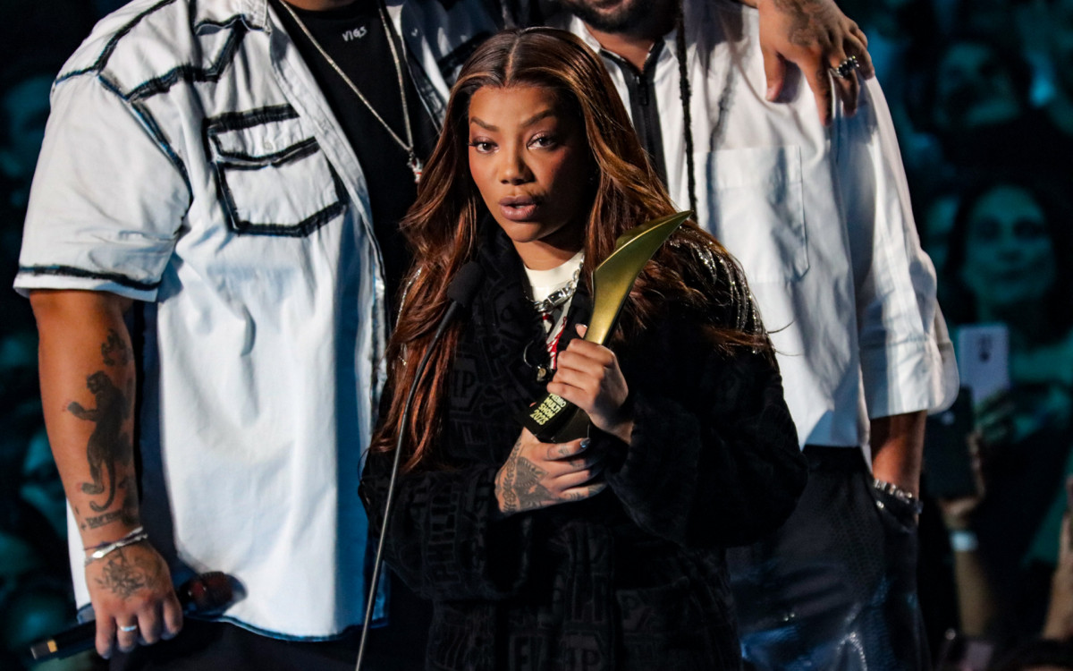 Ludmilla recebeu os troféus de Show do Ano e Voz do Ano no Prêmio Multishow