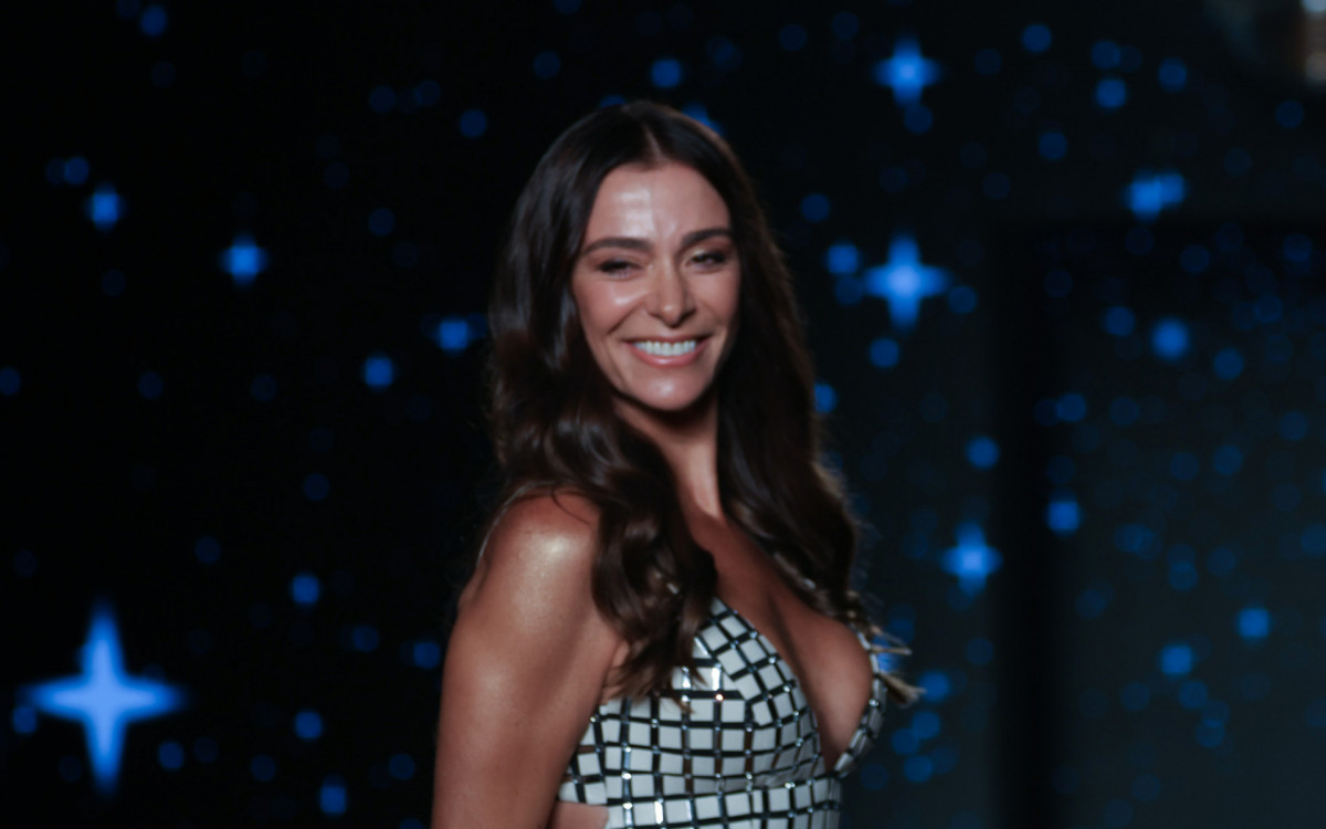 Mônica Martelli abriu os desfiles do SPFW N56, nesta quarta-feira