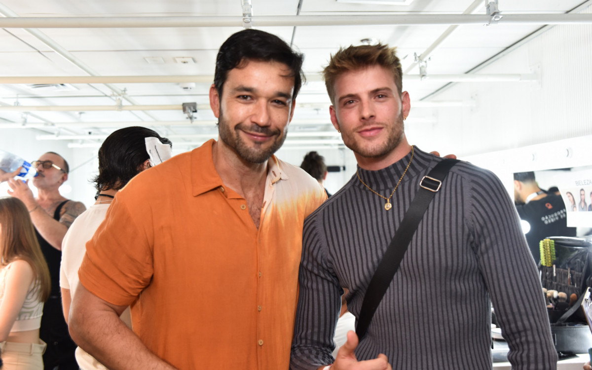 Sergio Marone e o ex-BBB Daniel Lenhardt, no primeiro dia do SPFW N56