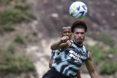 Torcedores do Botafogo protestam no CT na véspera do jogo contra o Grêmio