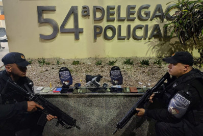 Dois homens são presos após roubarem passageiros de ônibus, em Belford Roxo