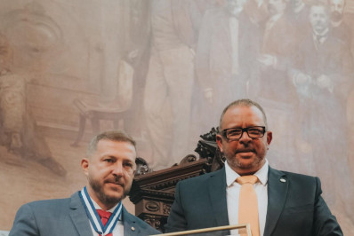 Prefeito de Itaboraí Marcelo Delaroli recebe a Medalha Tiradentes