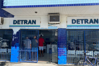 Funcionários e usuários sofrem com calor insuportável no Detran de Cabo Frio