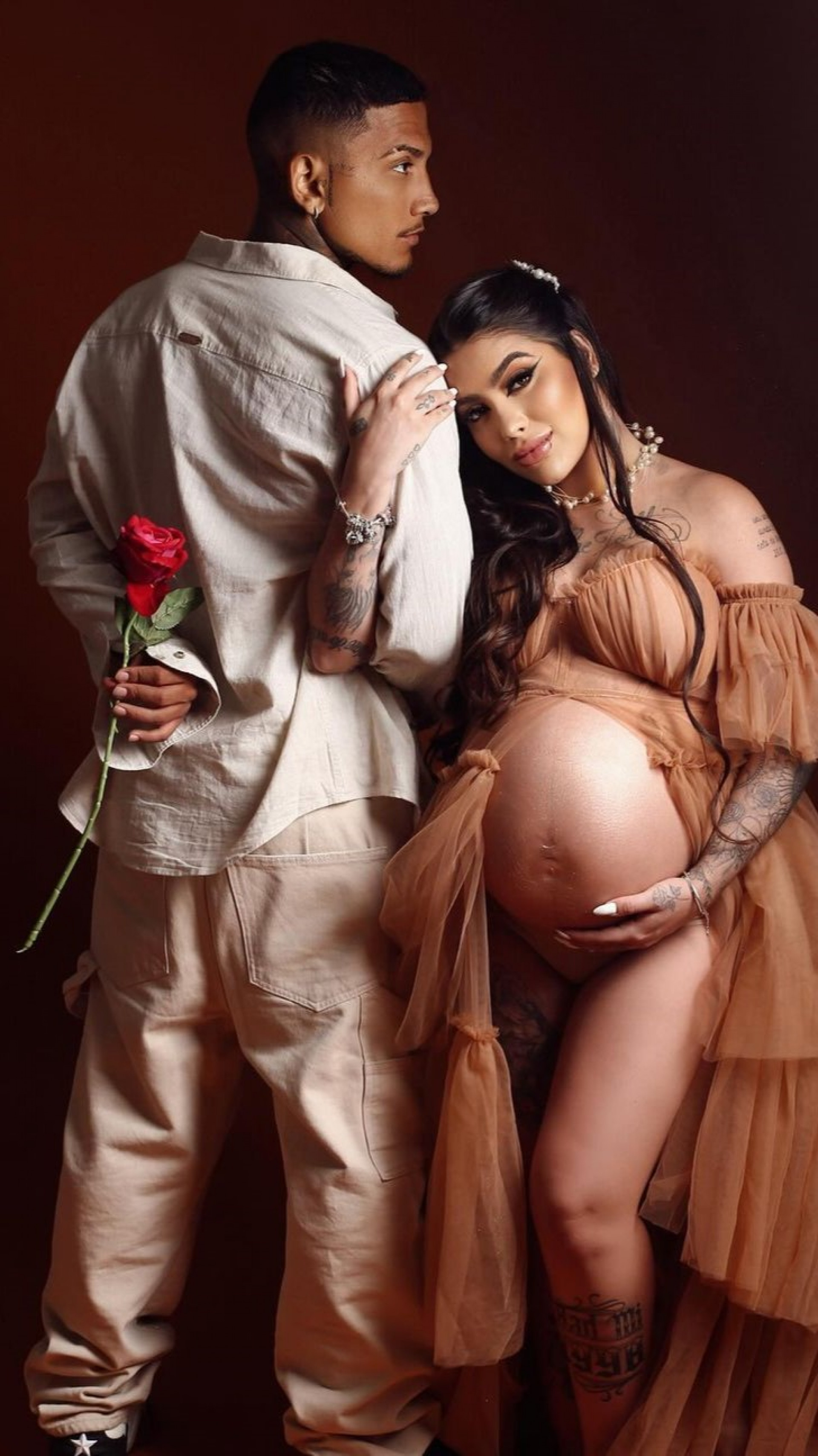 O casal MC Mirella, de 25 anos, e Dynho Alves, de 29, compartilhou no Instagram, nesta quarta-feira (8), um ensaio rom&acirc;ntico na contagem regressiva para a chegada da primeira filha, Serena - Reprodu&ccedil;&atilde;o / Instagram