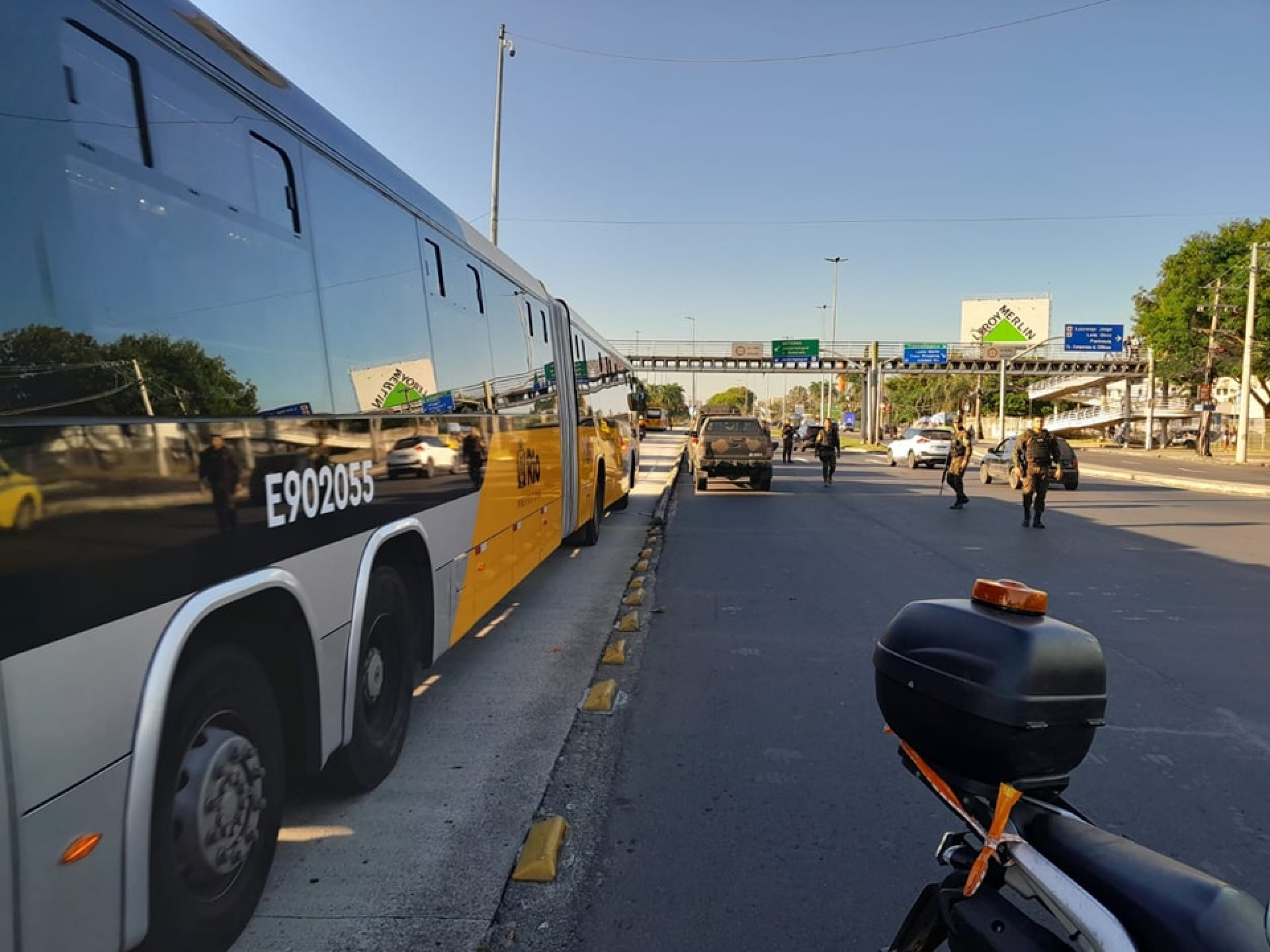 Viatura do Exército Brasileiro colide com articulado do BRT ao tentar acessar calha na Barra da Tijuca - Divulgação