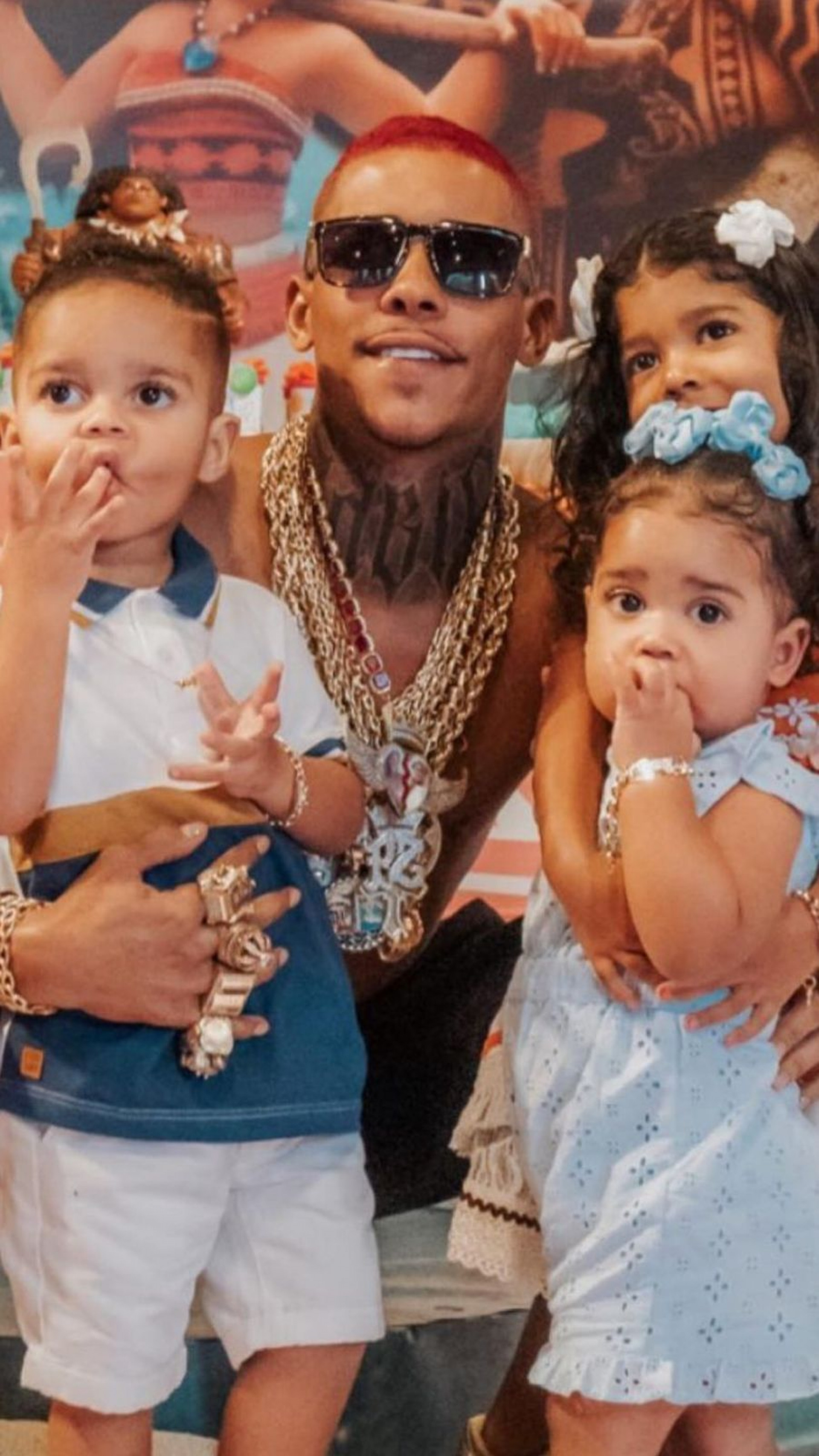 O cantor teve tr&ecirc;s filhos com a ex-mulher, Vivianne Noronha: J&uacute;lia, de tr&ecirc;s anos, Miguel, de dois, e Laura, de um. Em setembro, Poze anunciou tamb&eacute;m o nascimento da quarta filha, Jade, do relacionamento com Isabelly Pereira - Reprodu&ccedil;&atilde;o / Instagram