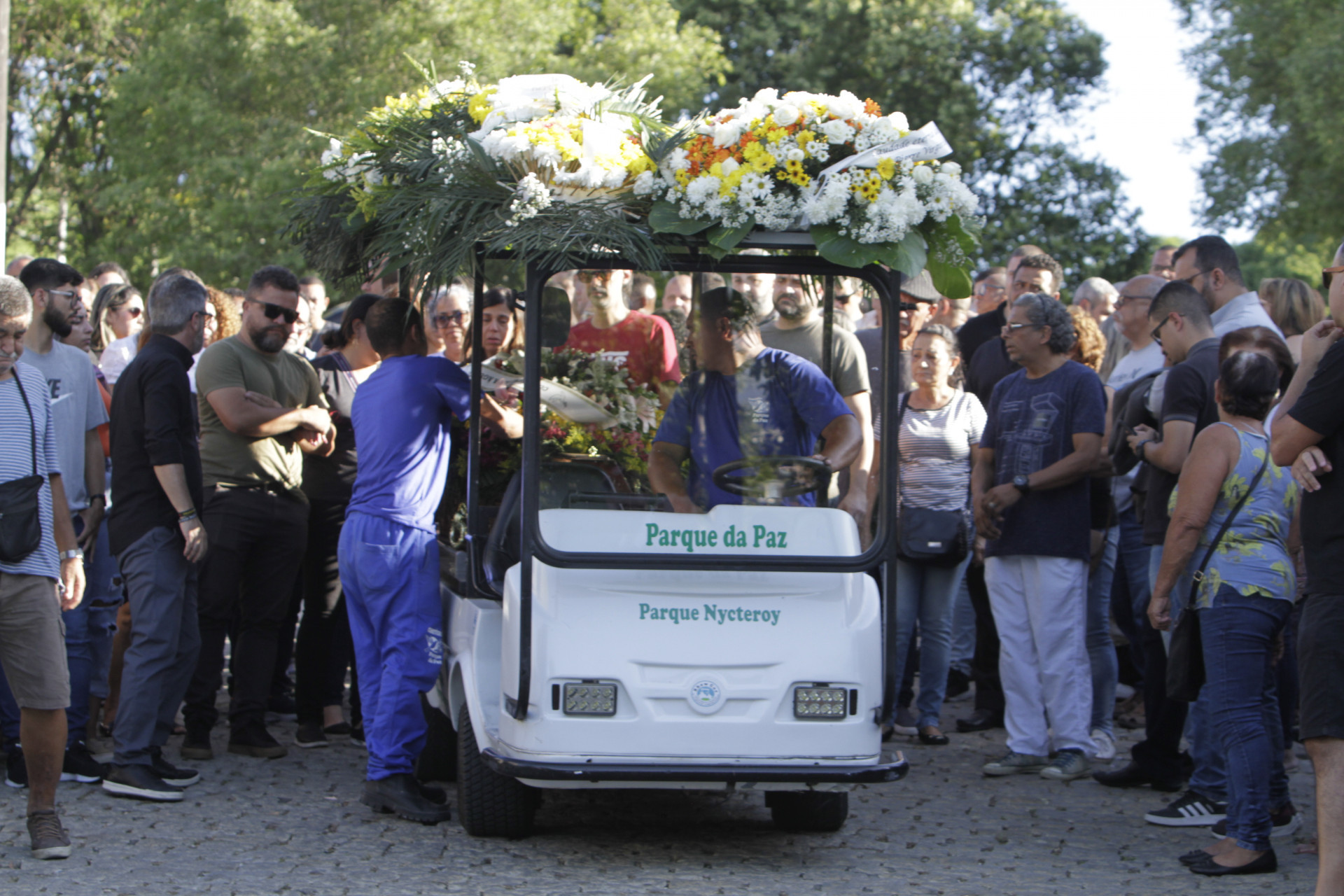 Parentes e amigos se despedem do vereador Cici Maldonado no Cemitério Parque da Paz em São Gonçalo, nesta quarta-feira (08) - Marcos Porto/Agencia O Dia