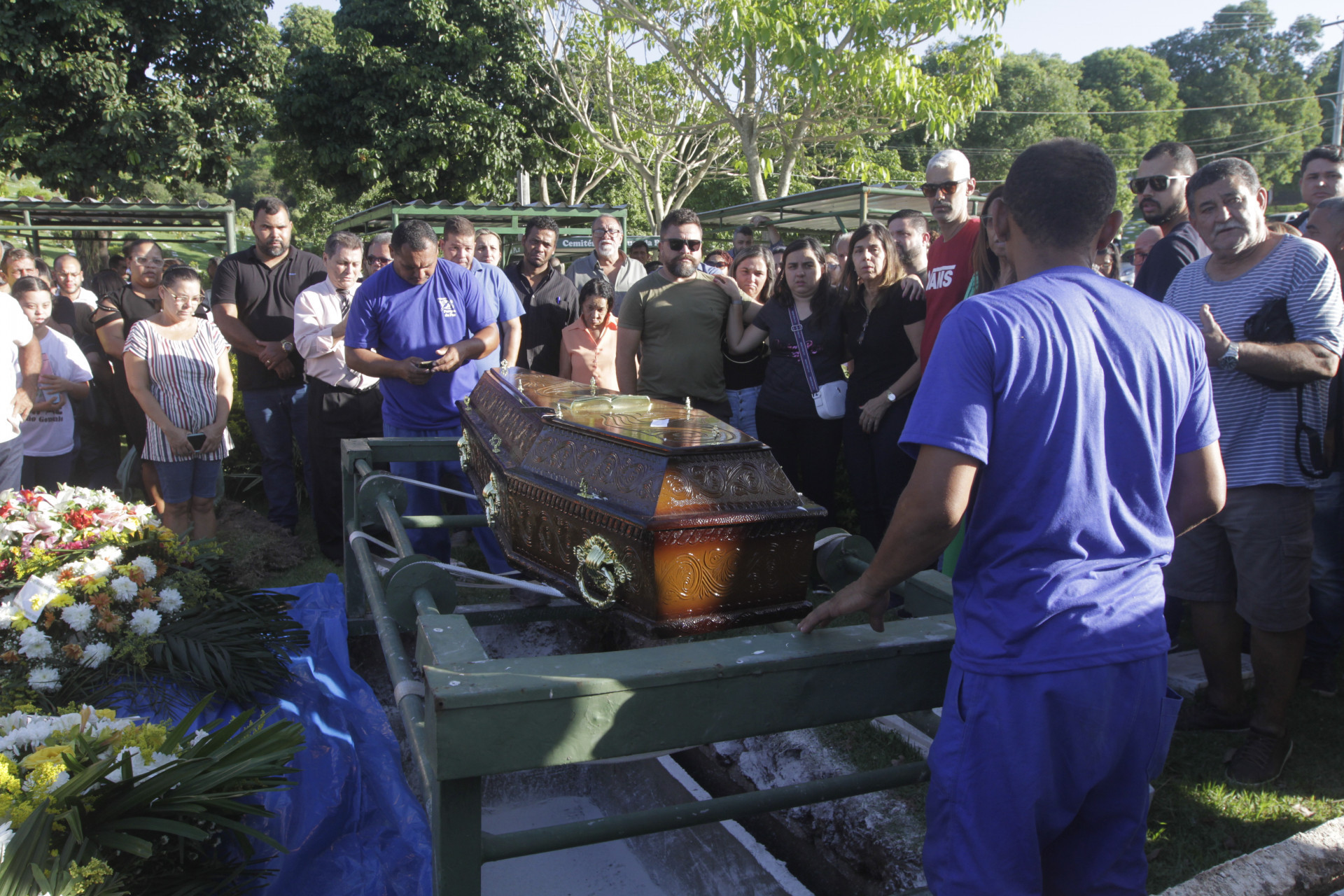 Parentes e amigos se despedem do vereador Cici Maldonado no Cemitério Parque da Paz em São Gonçalo, nesta quarta-feira (08) - Marcos Porto/Agencia O Dia