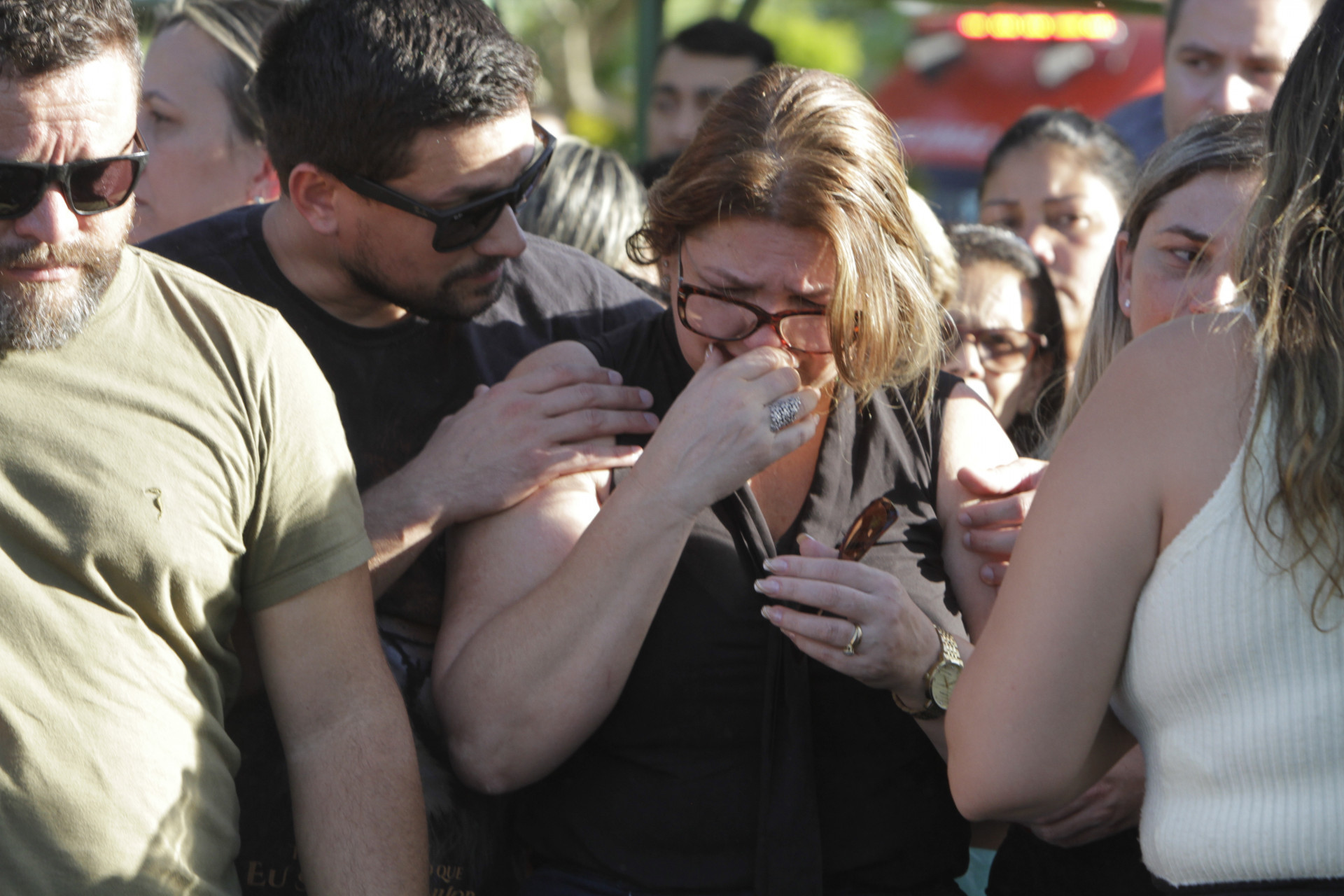 Na foto, a irmã do vereador, Néa Maldonado, se emocionou durante o sepultamento - Marcos Porto/Agencia O Dia