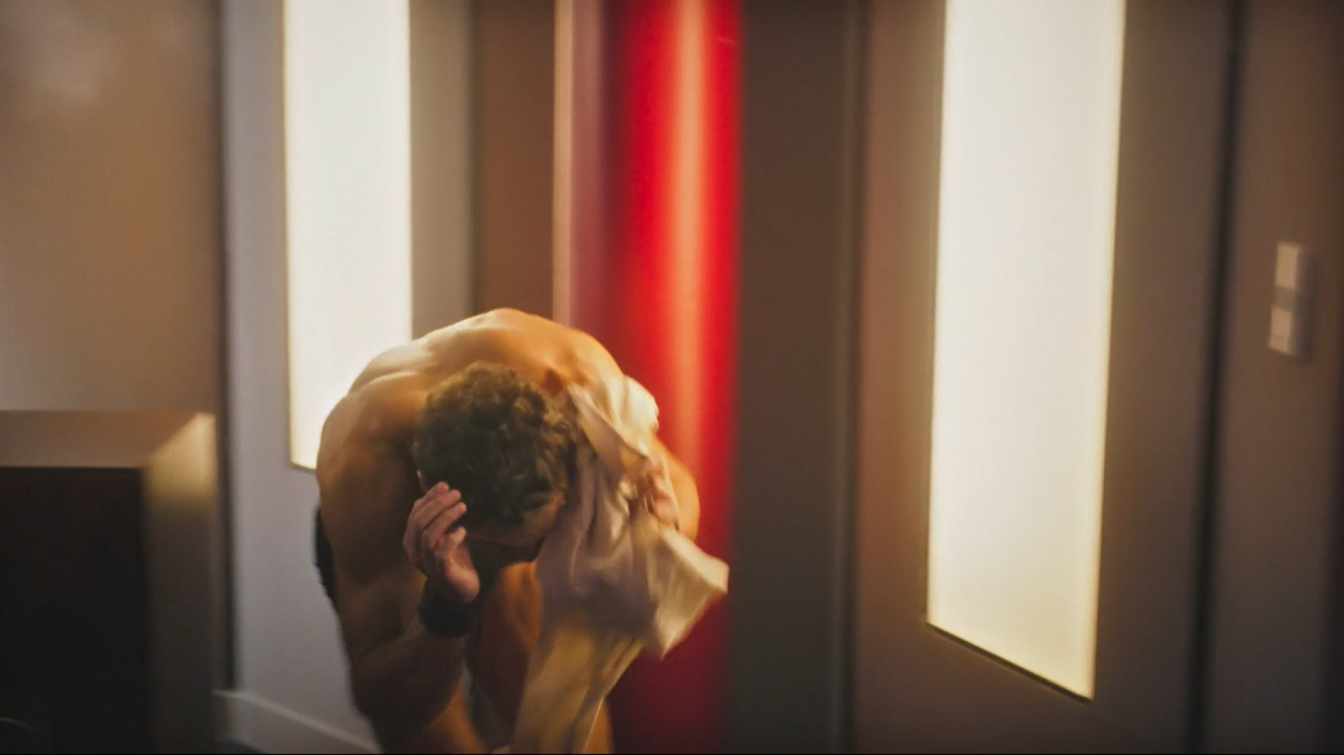 Vinícius (Paulo Rocha) fugiu de motel usando apenas cueca após ser flagrado com Irene - Reprodução/TV Globo