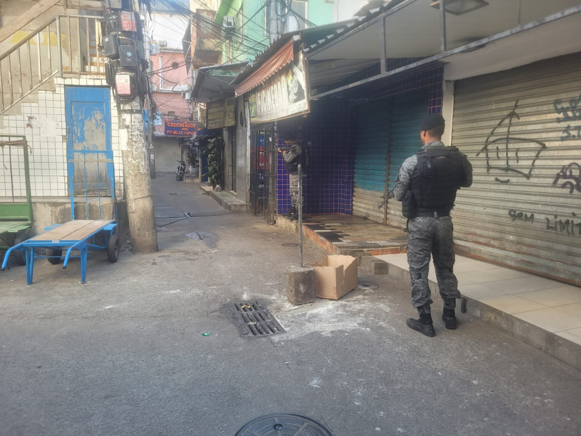 Policiais do Batalhão de Choque e do Comando de Operações Especiais atuam na Comunidade Rio das Pedras - Divulgação / PMERJ