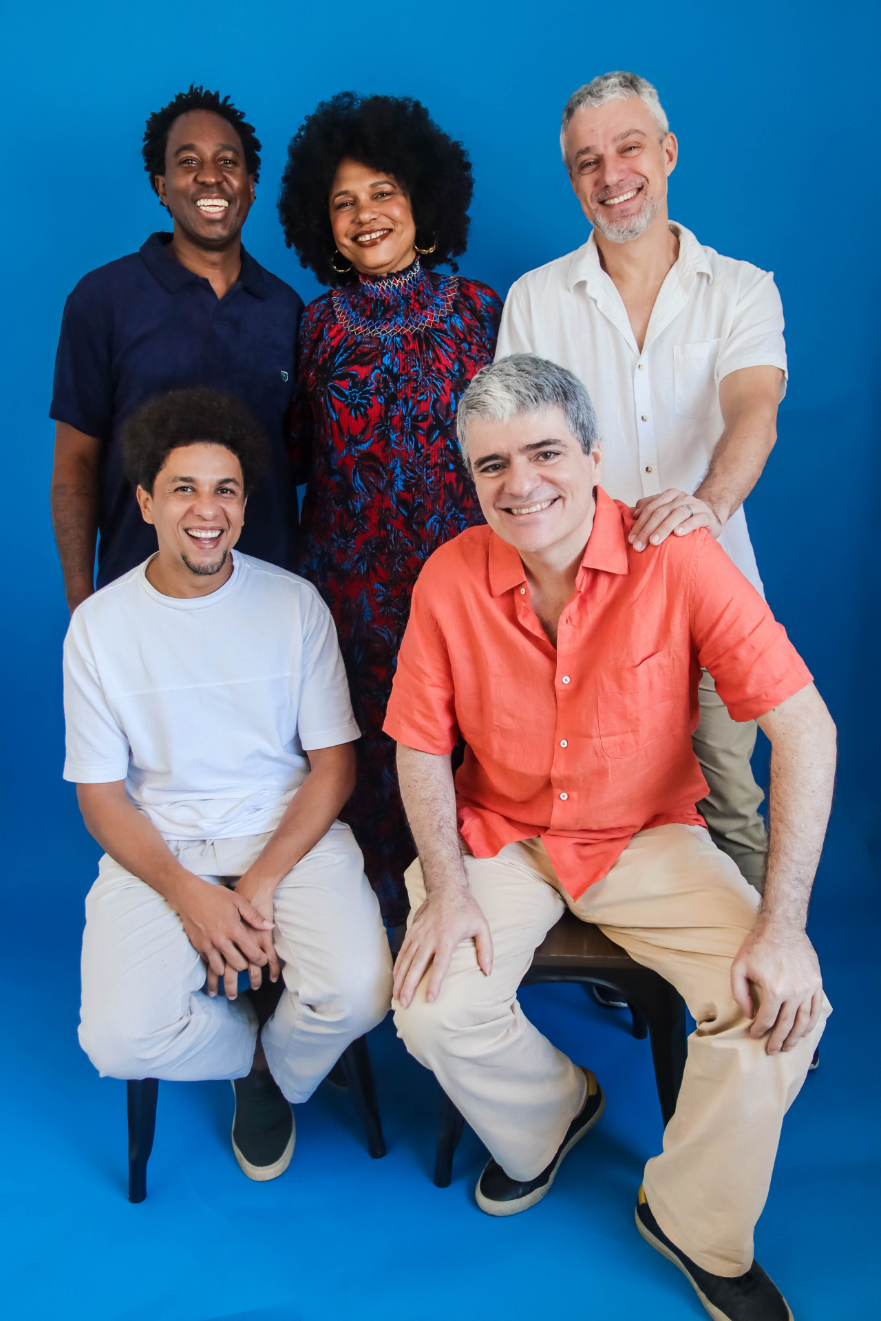 Teresa Cristina posa com os integrantes do Grupo Semente: Maninho, Bruno Barreto, João Callado e Bernardo Dantas - Divulgação/Larissa Lopes