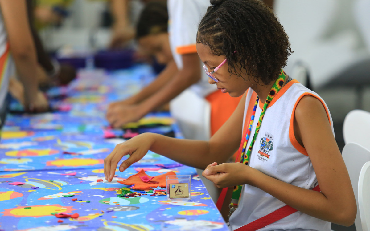 As crianças se divertiram em diversas oficinas culturais que o Flic oferece