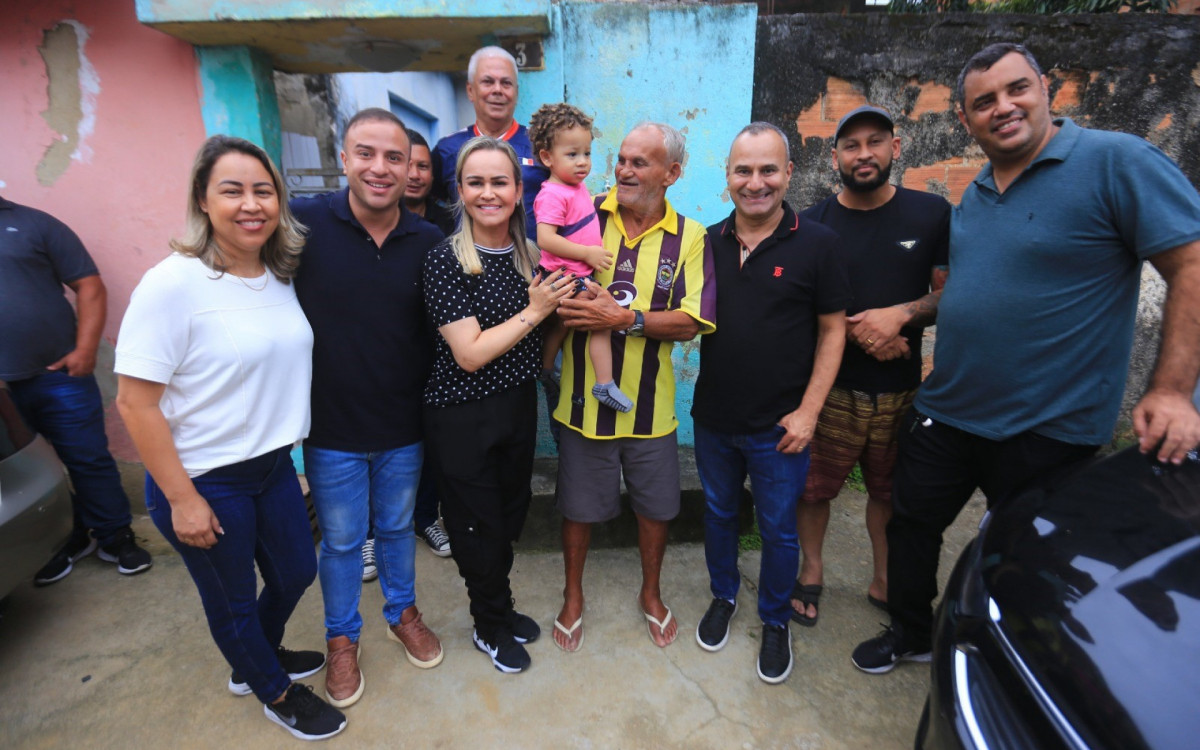 Secretária Cristiane do Sobreira, secretário Matheus Carneiro, deputada Daniela do Waguinho e prefeito Waguinho conversaram com os moradores sobre as obras