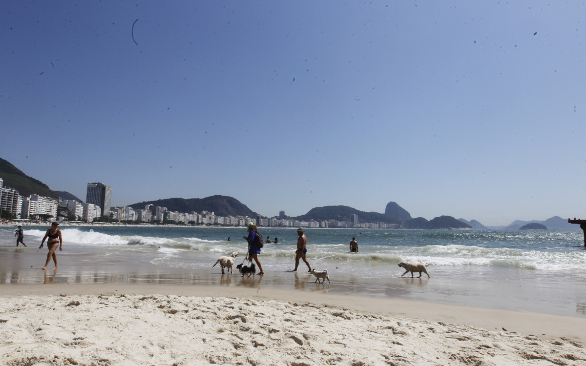 Movimentação na Praia de Copacabana, no Rio de Janeiro na altura do posto 6.