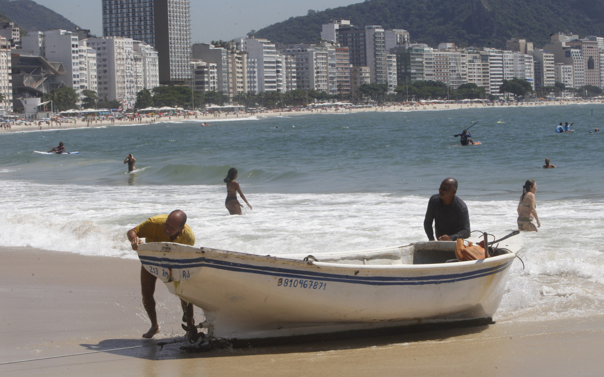 Movimentação na Praia de Copacabana, no Rio de Janeiro na altura do posto 6.