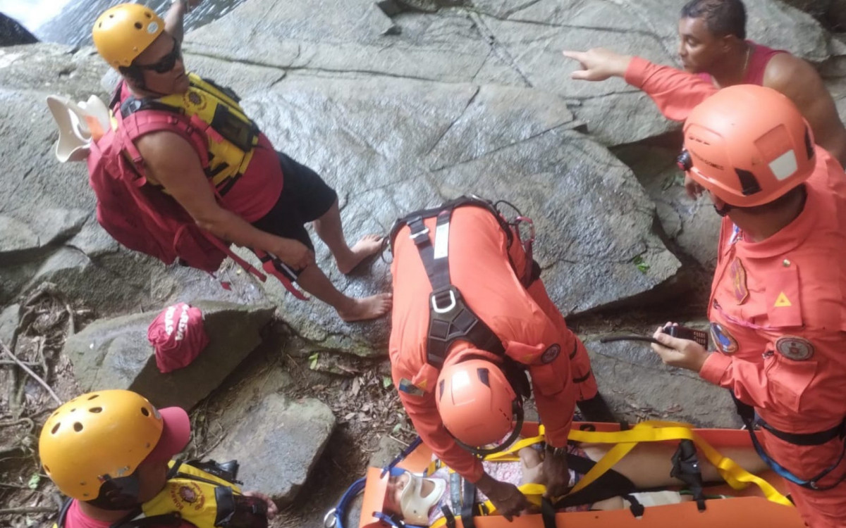 Momento em que os Bombeiros chegam no local onde estava a v&iacute;tima impossibilitada de locomo&ccedil;&atilde;o, e come&ccedil;am o resgate.