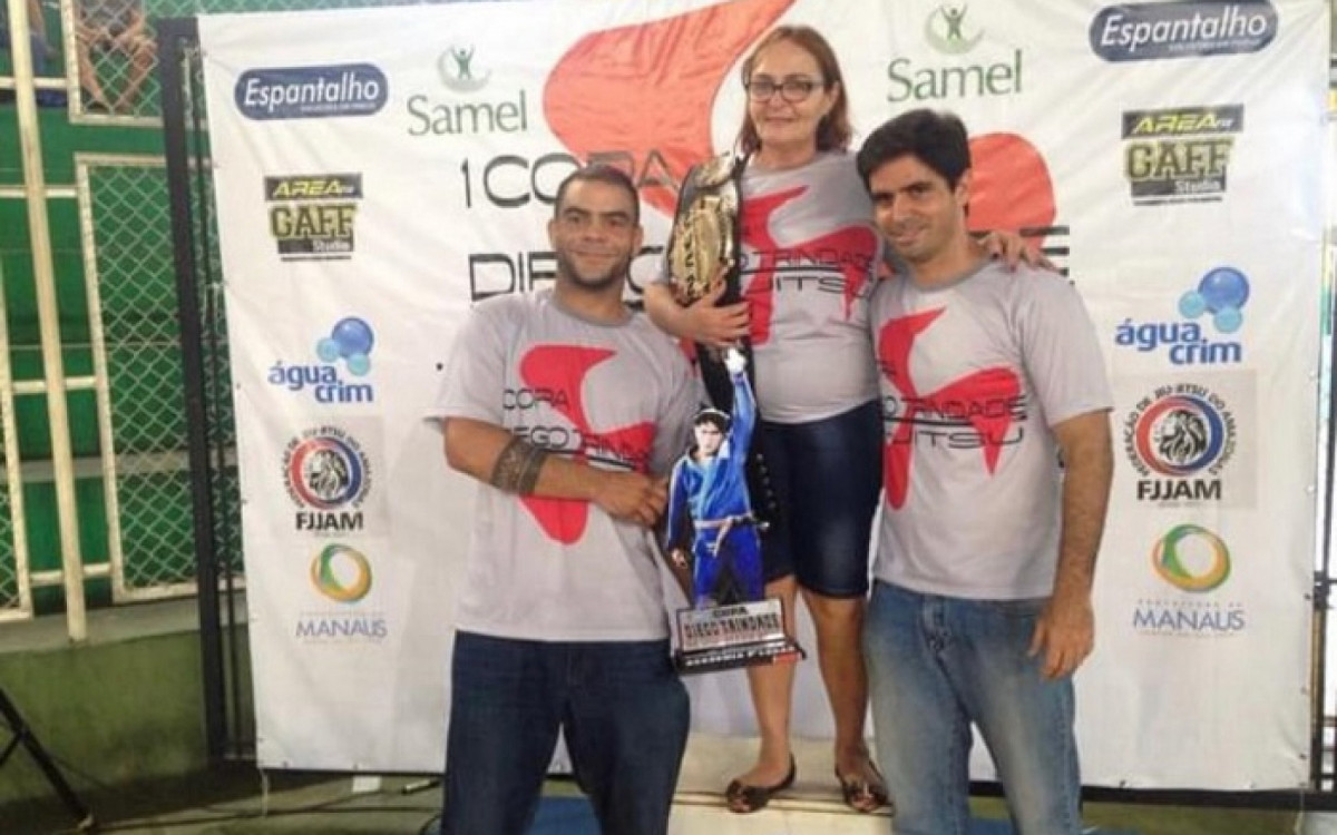 Euza Maria, mãe de Diego Trindade, e seu irmão, Fábio (à esquerda), na Copa 