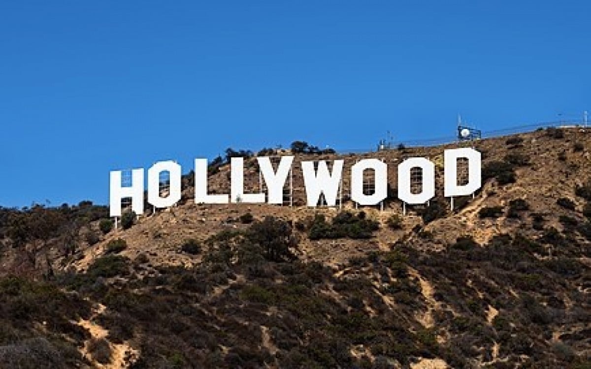 Letreiro de Hollywood ganha iluminação após décadas