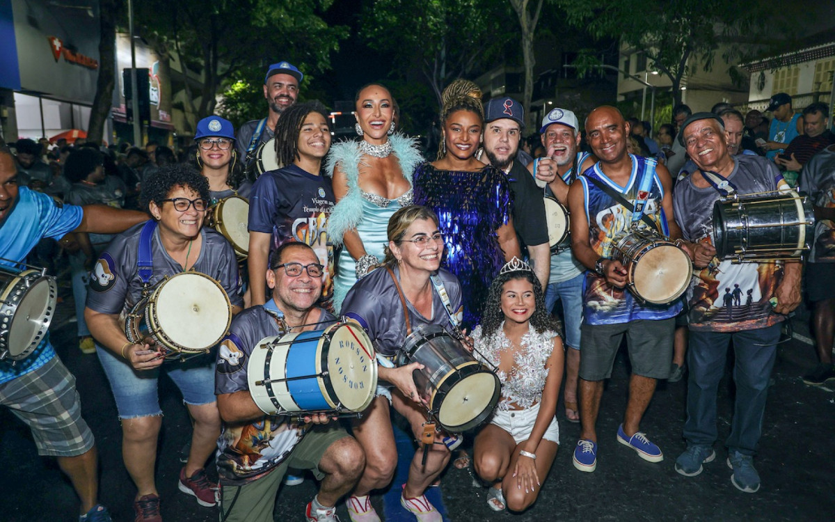 Sabrina Sato no ensaio de rua da Unidos de Vila Isabel