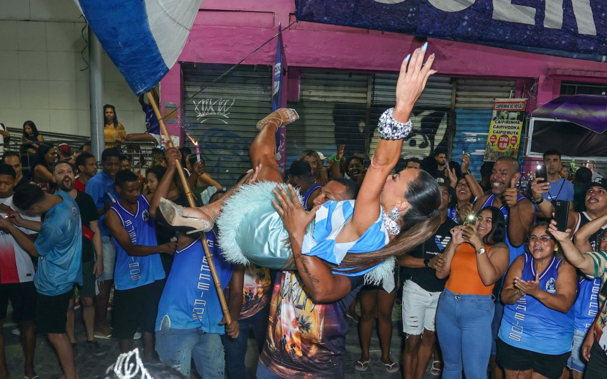 Sabrina Sato se diverte no ensaio de rua da Unidos de Vila Isabel