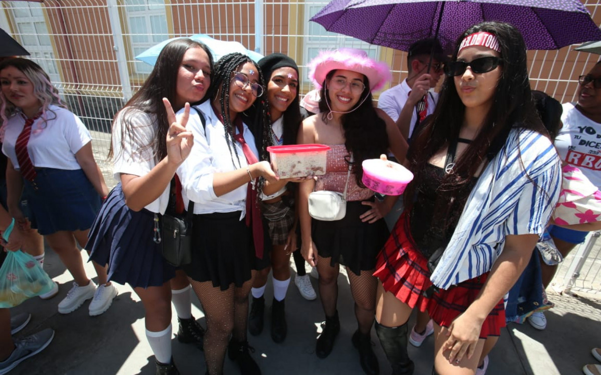 Fãs já estão na fila para o primeiro show do RBD com a turnê \'Soy Rebelde\', no Engenhão