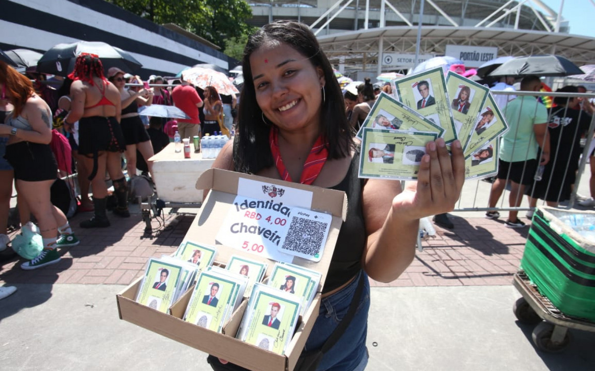 Fãs já estão na fila para o primeiro show do RBD com a turnê \'Soy Rebelde\', no Engenhão