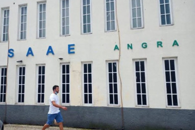 Moradores reclamam da falta de água em Angra