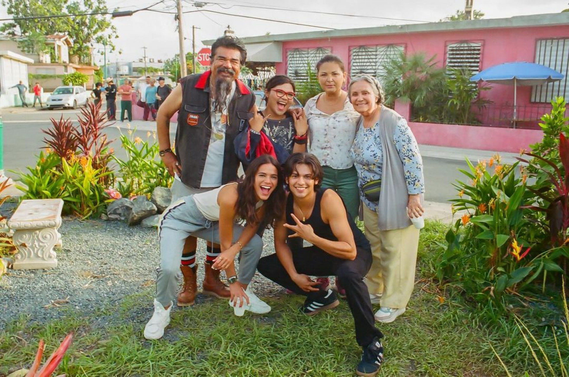Xolo Maridueña, Bruna Marquezine, George Lopez, Belissa Escobedo, Elpidia Carrillo e Adriana Barraza no set de 'Besouro Azul' - Reprodução/Instagram