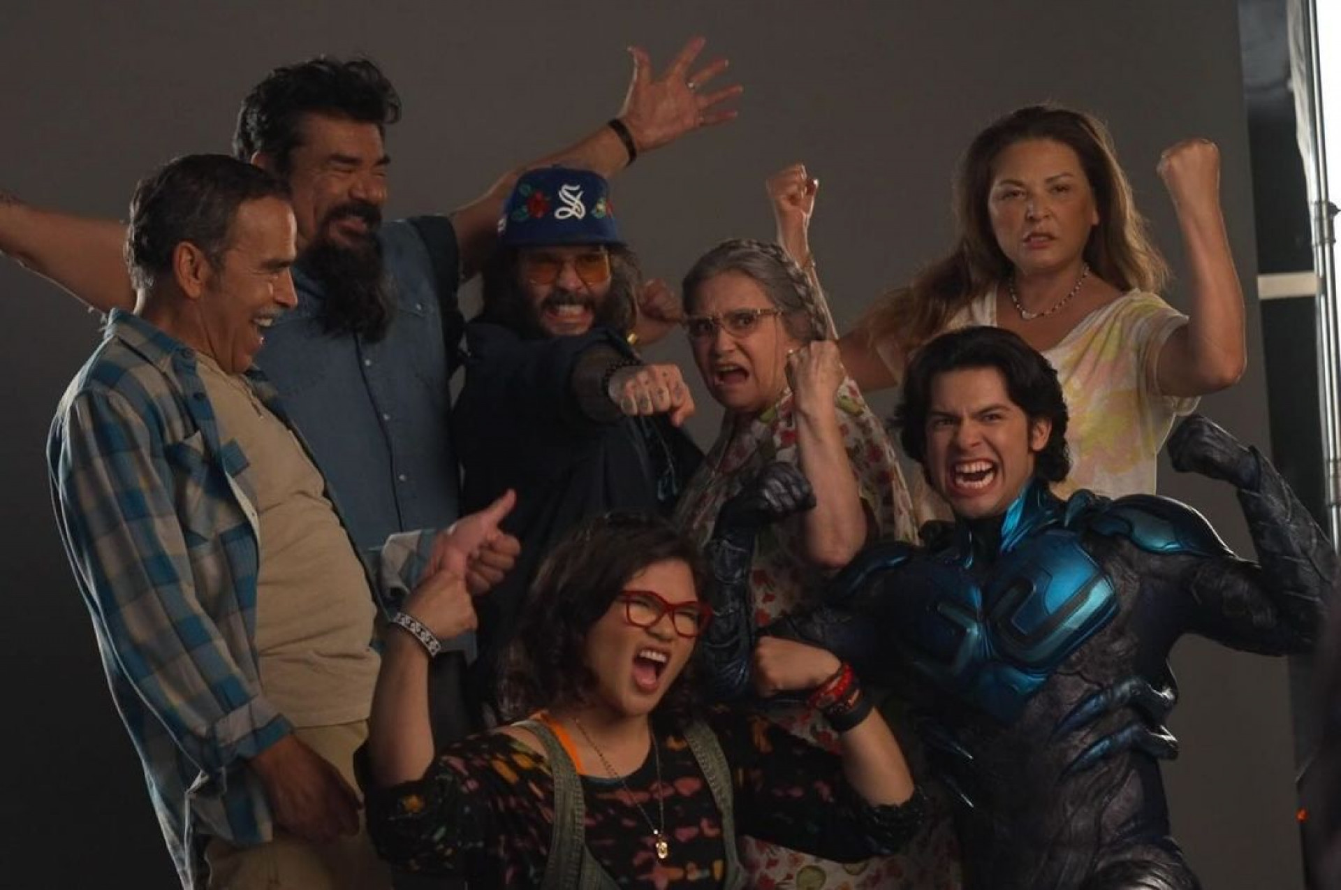 Xolo Maridueña posa com sua família no filme 'Besouro Azul' - Reprodução/Instagram