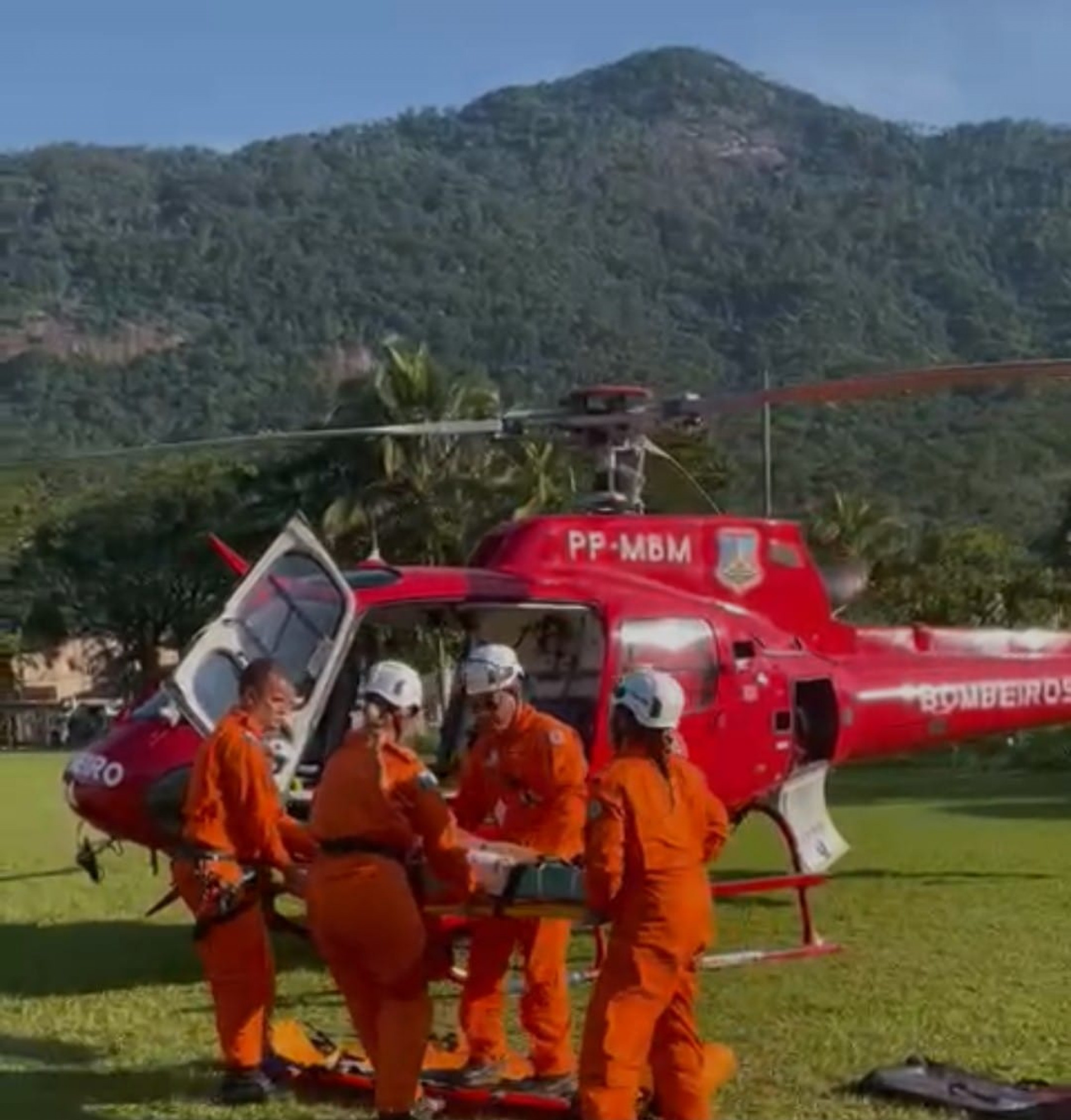A vítima recebeu os primeiros -socorros, ainda no local ,e foi transferida de helicóptero para o hospital Miguel Couto no Rio
