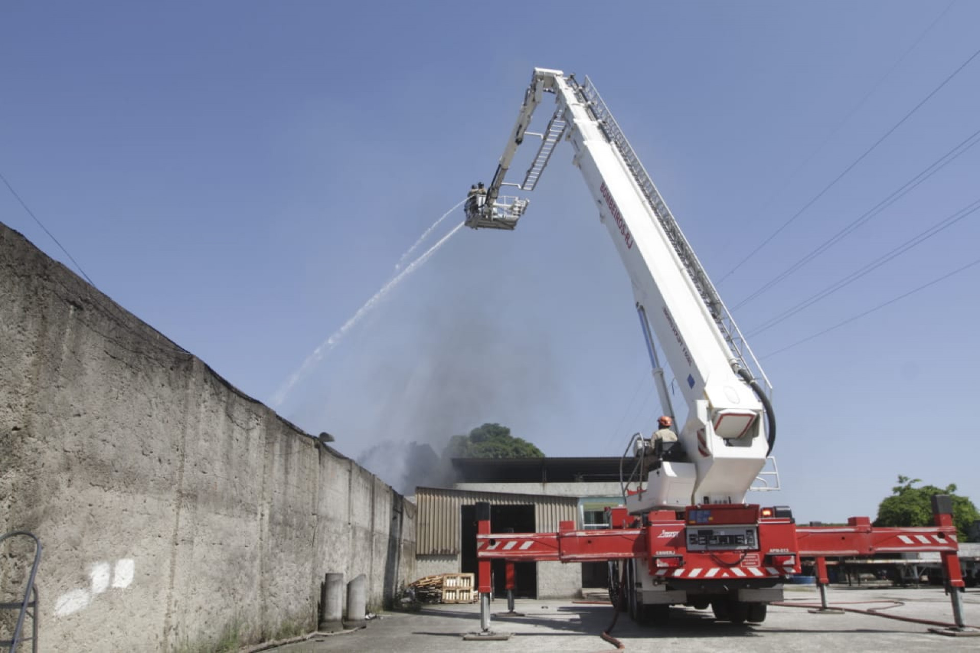 Incêndio atingiu imóvel comercial em Duque de Caxias no fim da manhã - Marcos Porto/Agência O Dia