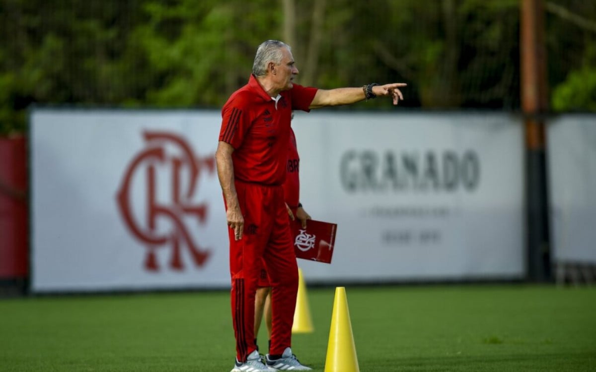 Com muitos vídeos e trocas, Tite completa um mês de trabalho Flamengo