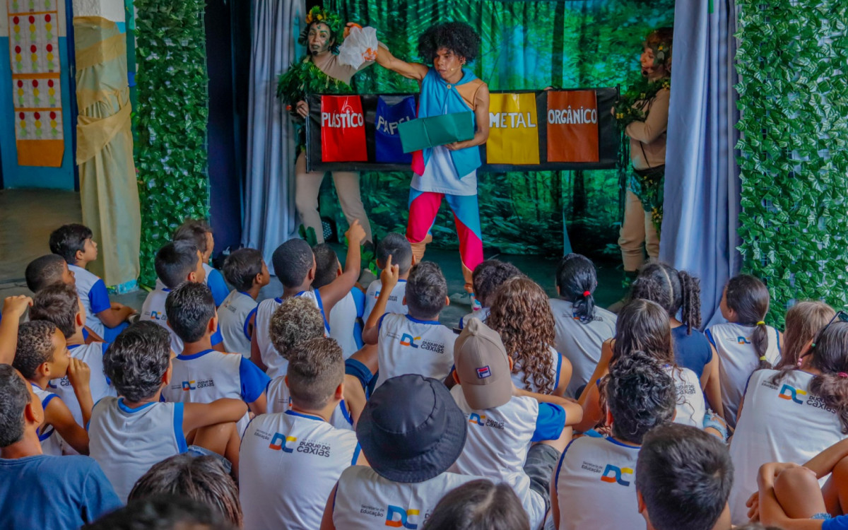 O espet&aacute;culo infantil "A Grande Viagem" realizou, entre os dias 30 e 31 de outubro, apresenta&ccedil;&otilde;es em escolas p&uacute;blicas da cidade de Duque de Caxias (RJ) - Divulga&ccedil;&atilde;o
