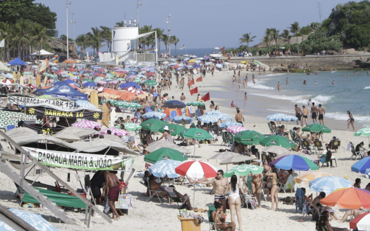 Movimentação nas praias de Ipanema e Arpoador nesta sexta-feira (10) - Marcos Porto / Agência O DIA