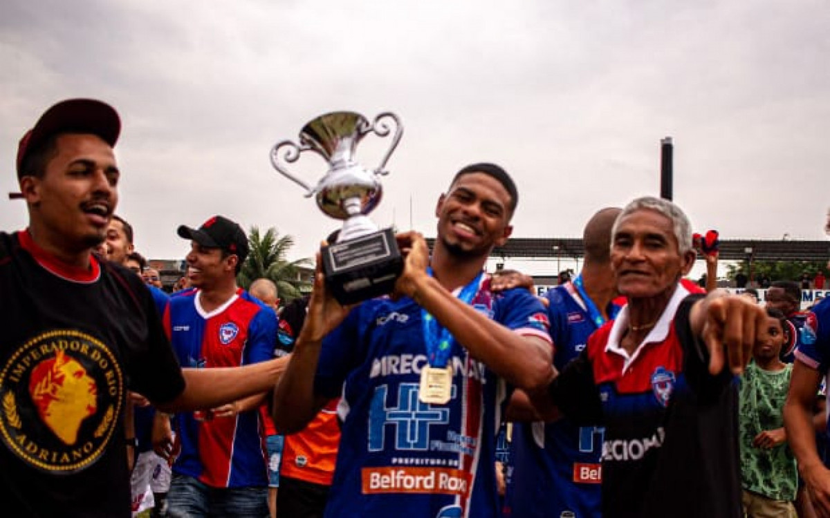 O  zagueiro Rafael Fernando levantando a taça de campeão do Belford Roxo, em 2022
