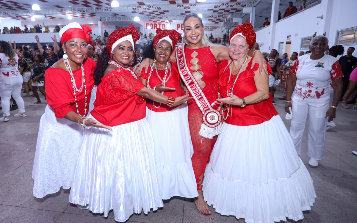 Valesca Popozuda posa com integrantes da Porto da Pedra