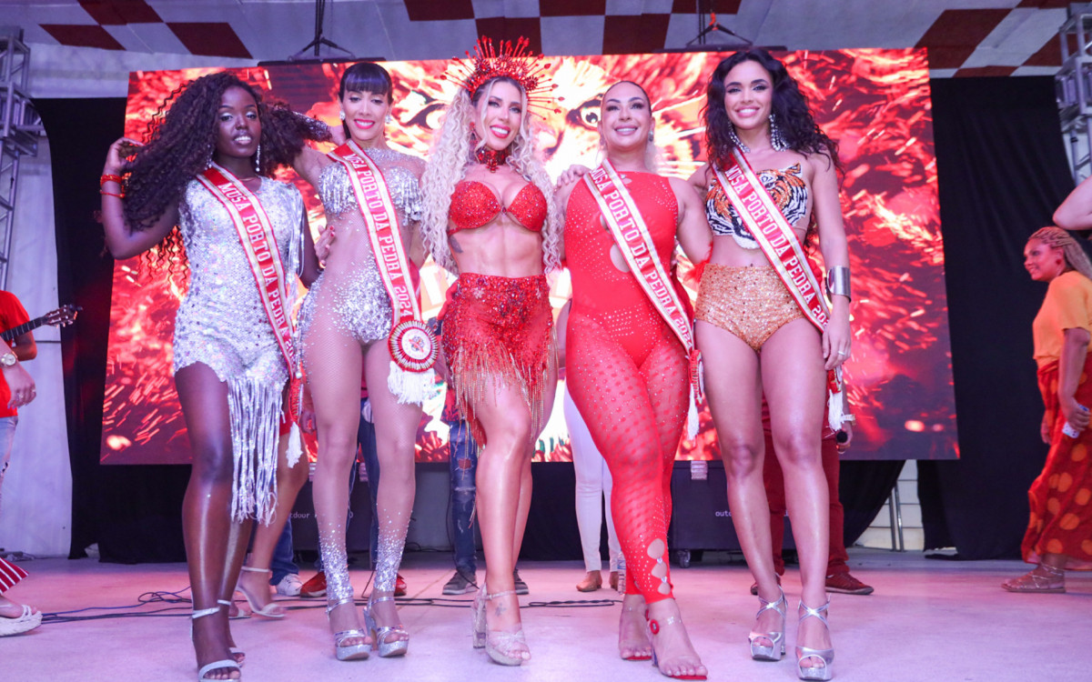 Valesca Popozuda posa com Tati Minerato, Giovana Cordeiro e mais integrantes da Porto da Pedra