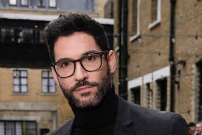 Estrela de 'Lúcifer', Tom Ellis comemora nascimento da filha por barriga de aluguel