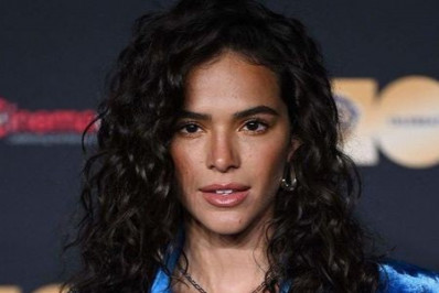 Bruna Marquezine abre álbum dos bastidores de 'Besouro Azul' após fim da greve dos atores 