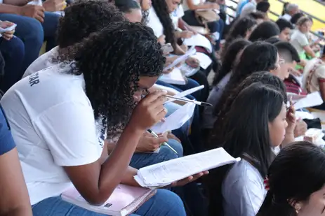 Estudantes lotam estádio em Macapá para reforço às vésperas do Enem