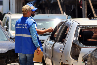 Ferro-velho em Itaboraí é interditado por falta de documentação