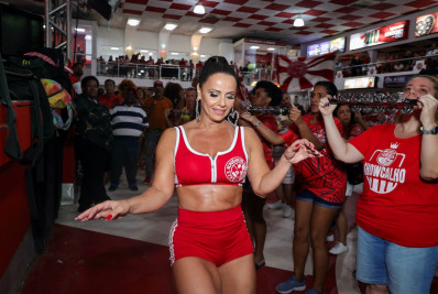 De cropped, Viviane Araújo exibe boa forma no ensaio do Salgueiro